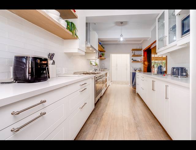 6 BEDROOM HOUSE FOR SALE IN BRYANSTON